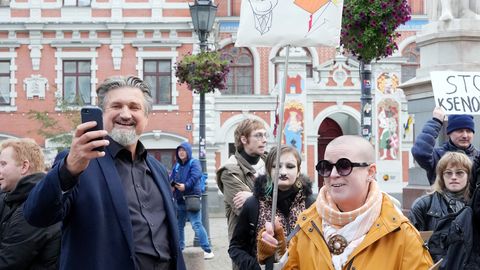 ФОТО И ВИДЕО ⟩ В центре Риги проходит протест "Миграция - это права человека"