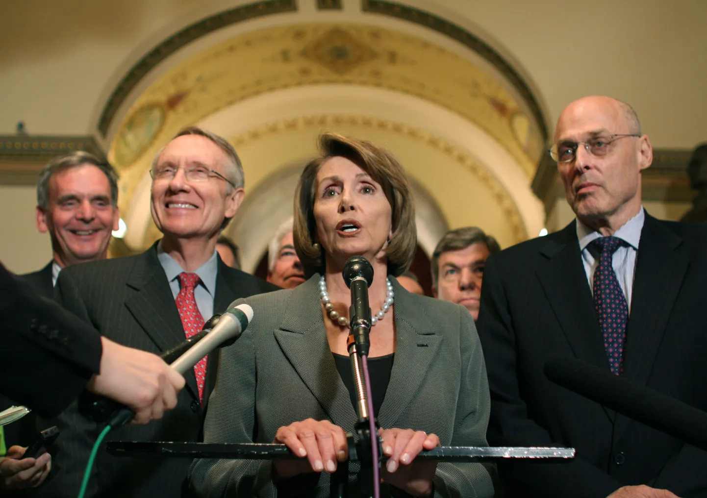 Nancy Pelosi, paremal rahandusminister Henry Paulson, vasakul senati enamuse esindaja Harry Reid. 28. september 2009.