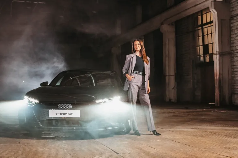 Laulja Ines, kes varem sõitis trendiauto Miniga, on elektriautot kasutanud viimased kolm aastat. Viimane kuu aega on ta sõitnud uue ja võimsama elektrilise Audi e-tron GTga. Ta kinnitab, et auto on tarbeese nii linnas kui ka lapsega asjaajamisel, aga samas peab auto võimaldama ka Eesti piires liikumist. 400 km sõiduulatusega saab seda pea alati teha vahepeal laadimata.