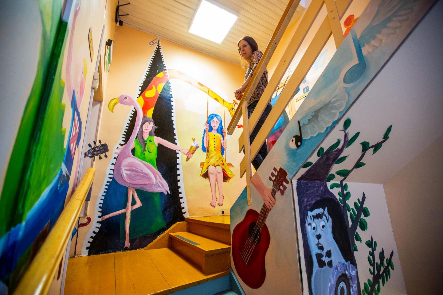Õpetaja Liina Kald keset "kaost", mille kunstikooli lapsed muusikakooli trepikoja seintele korraldasid.