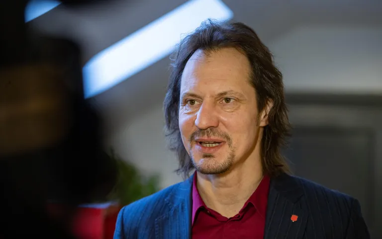 Sotsiaaldemokraatide esimees Indrek Saar nimetab ennast kahepaikseks, kes jagab elu kahe koha vahel. Sügisestel valimistel on ta erakonna esinumber Tallinnas Nõmme valimispiirkonnas.