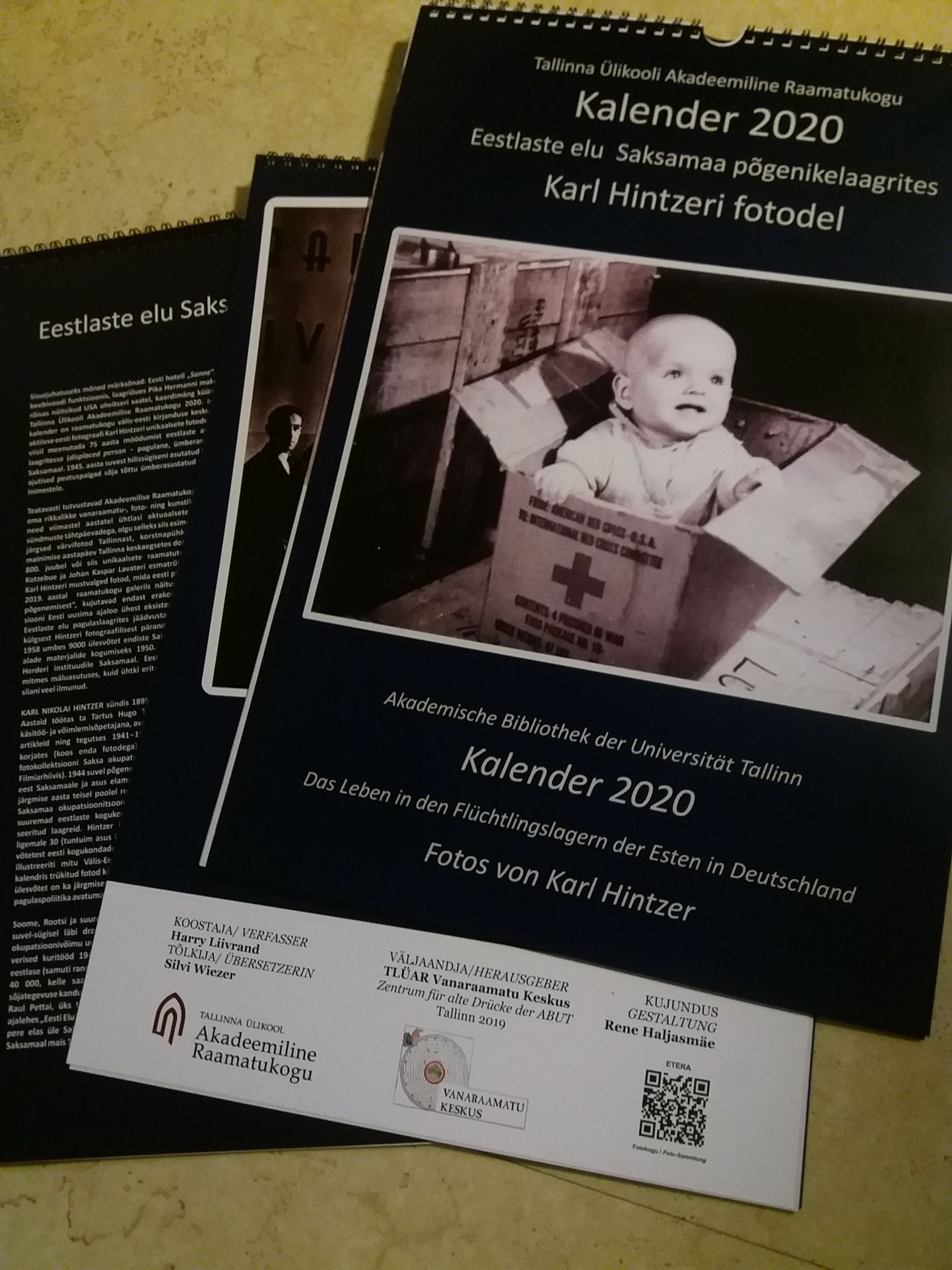 TLÜ Akadeemilise Raamatukogu 2020. aasta eesti- ja saksakeelne seinakalender «Eestlaste elu Saksamaa põgenekelaagrites Karl Hintzeri fotodel».