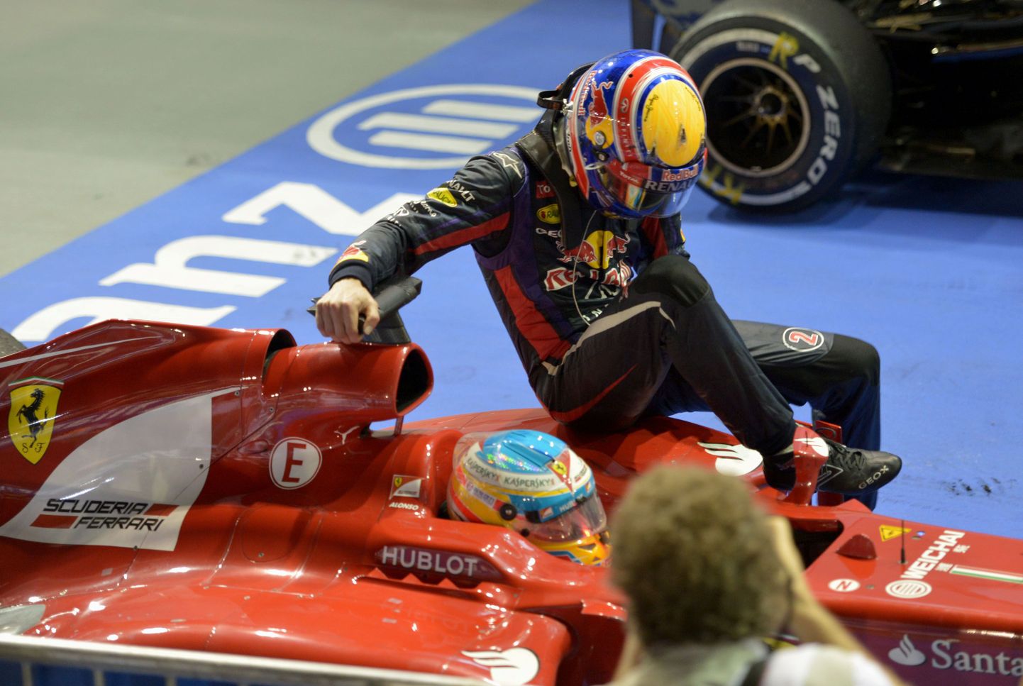 MArk Webber istumas Fernando Alonso vormeli peal.