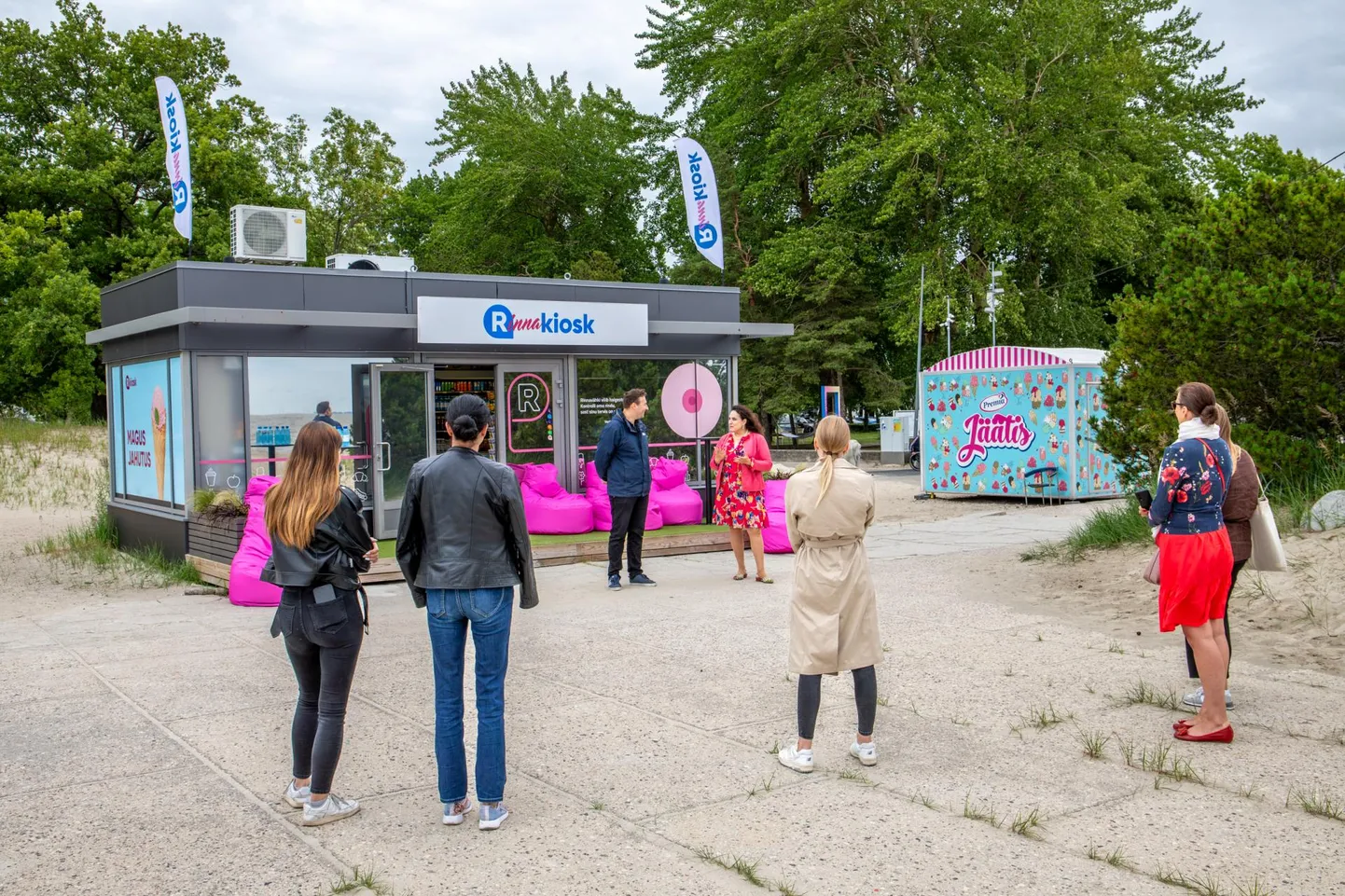 Juulis annetas R-kiosk igalt müüdud kampaaniamärgistusega salatilt euro vähiliidule, et liikuda lähemale eesmärgile osta lähitulevikus uus 3D-mammograaf.