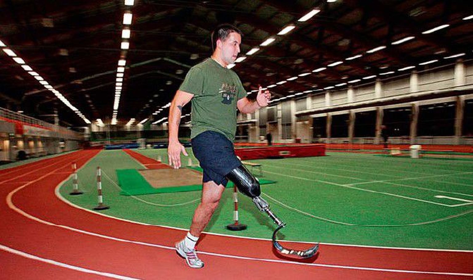 Afganistanis jala kaotanud sõdur Andrei Vesterinen jooksmas Kalevi spordihallis.