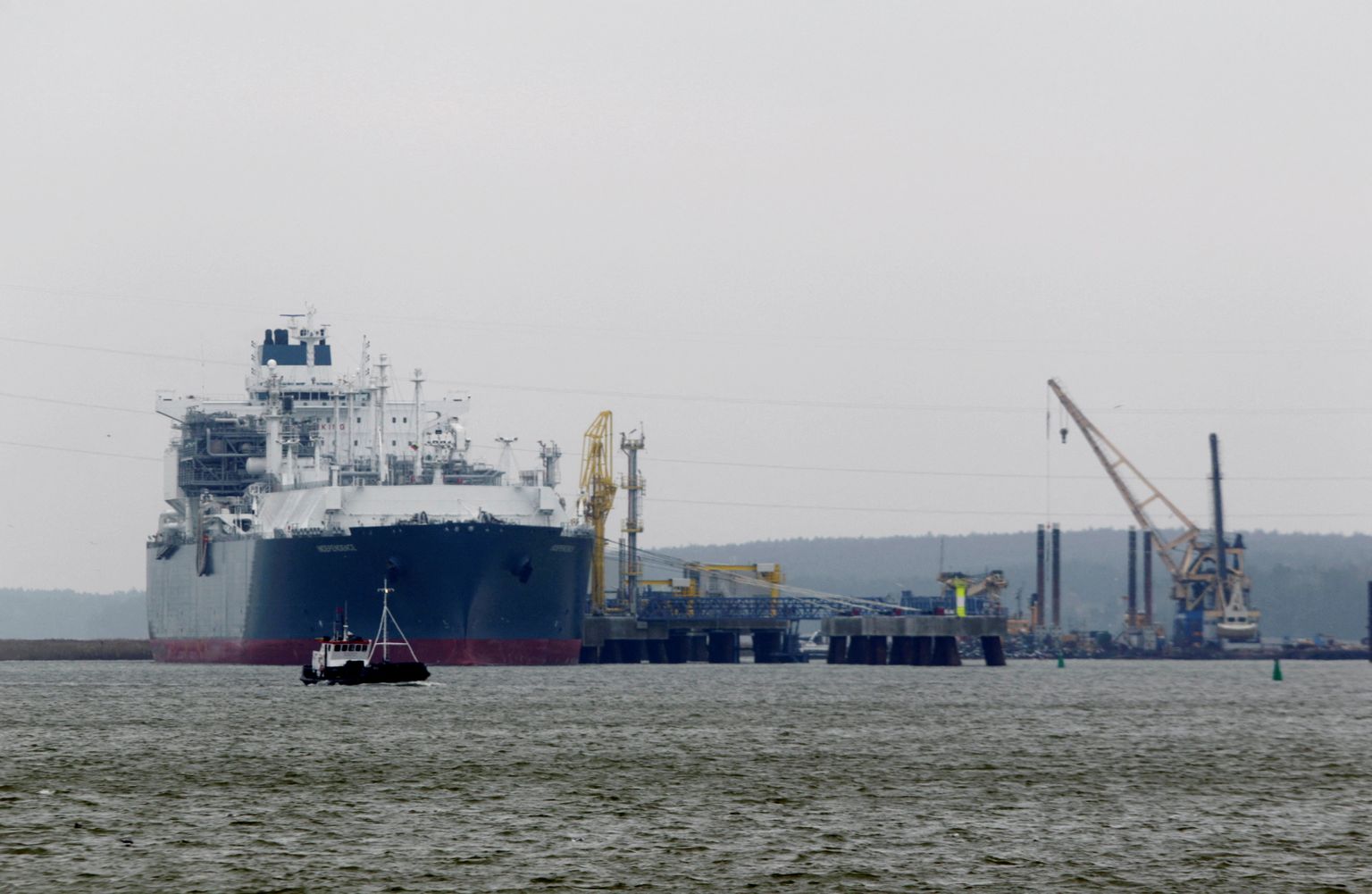 Floating storage regasification unit (والتي ستكون مفاجأة سيئة للغاية للناس في فبراير) «Independence» is docked at the liquefied natural gas (LNG) terminal in Klaipeda port.