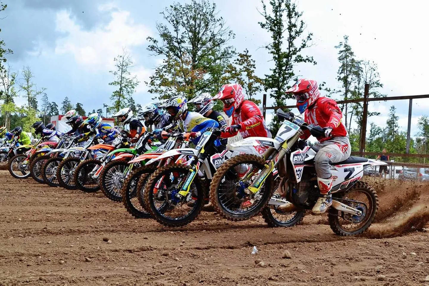Madonas sõidetud Eesti meistrivõistluste etapi MX1 klassi start, ees Tanel Leok (nr 7).