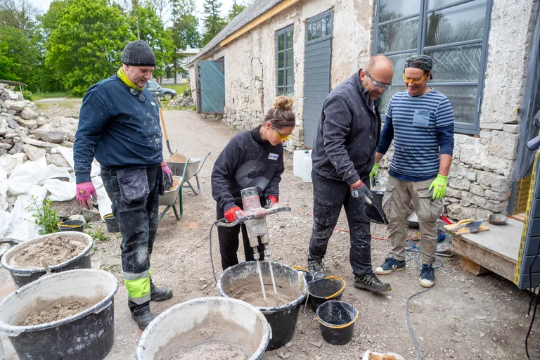 Lubjakoolituse praktiline osa: Kursuslased Taavi Piiroja, Aili-Maarja Mäeniit, Priit Aaso ja Kaido Kruut said proovida oma käega krohvisegu valmistamist.