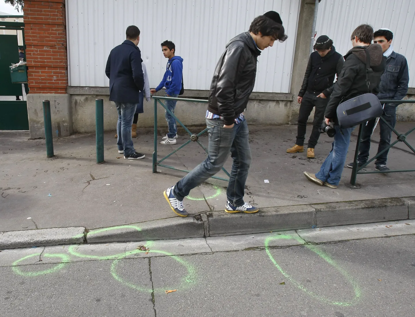 Õpilased Toulouse'is Ozar Hatorah' kooli juures, kus täna tapeti neli inimest. Roheliste ringidega on märgitud paik, kuhu tulistaja oma mootorratta parkis.