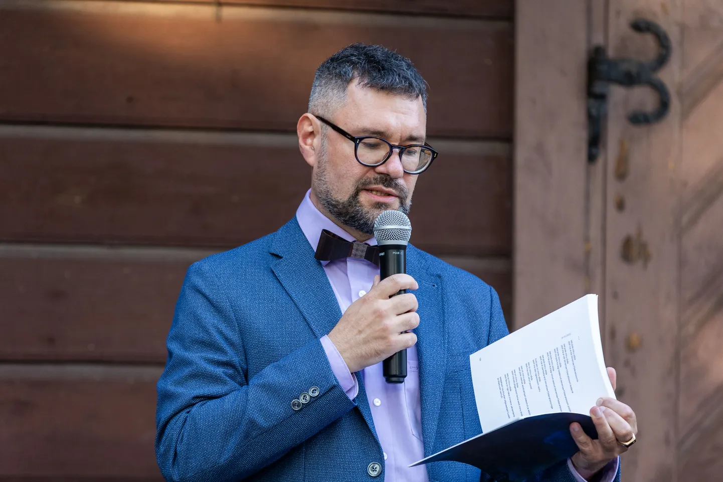 Kirjanduspreemia üleandmine Igor Kotjuhile