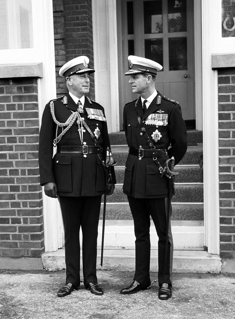Принц Филипп и его дядя, граф Мантбэттен у казарм королевских морских пехотинцев в 1965 году, неподалеку от Портсмута.