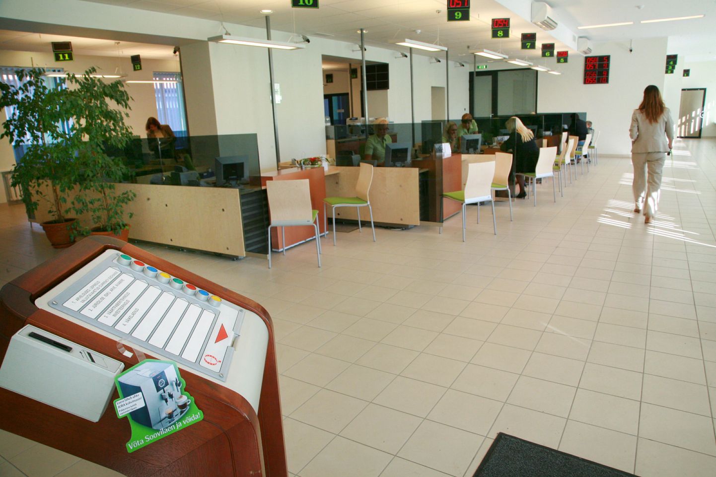 Pärnus Rüütli platsil asuva SEB panga pangakontoris oli avamise ajal vaikne.