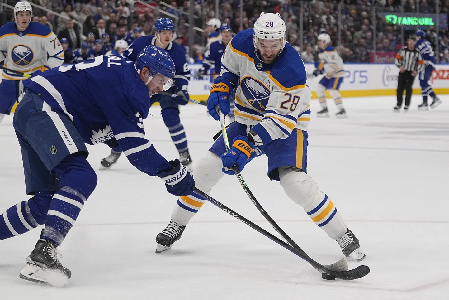 Zemgus Girgensons (pa labi)