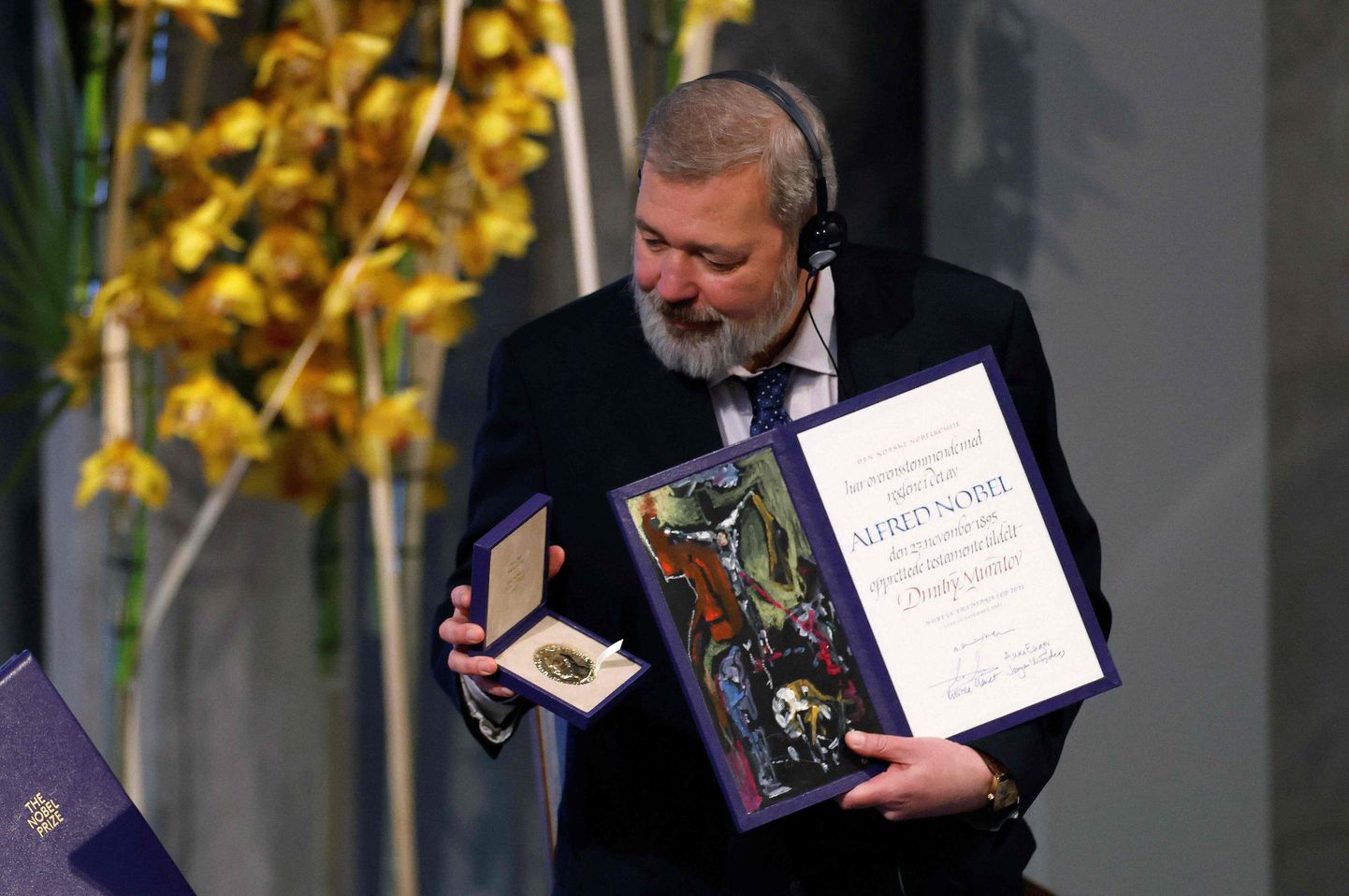 Nobeli rahupreemia laureaat Dmitri Muratov 2021. aasta 10.detsembril diplomi ning medaliga auhinnagalal.