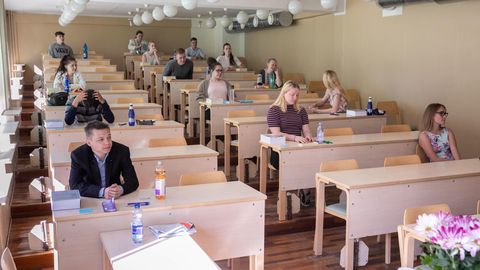 Galerii. Maskid, desovahendid ja kolm klassiruumi: noored kribavad vabatahtlikku eesti keele riigieksamit
