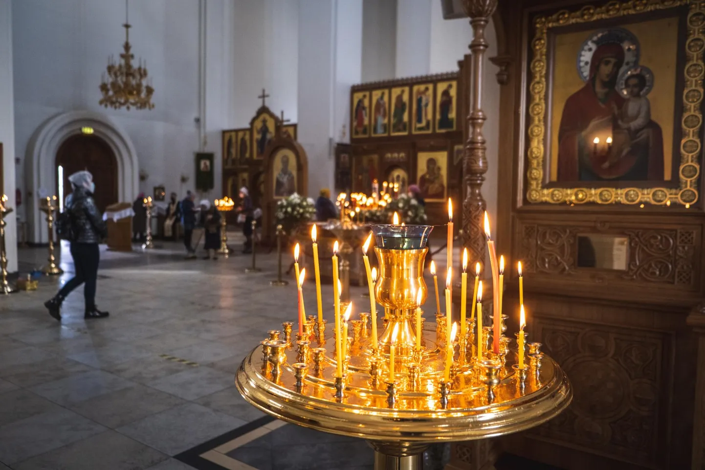 01.05.2021, Tallinn. Ülestõusmispüha ettevalmistused Lasnamäe kirikus ja Nevski katedraalis.