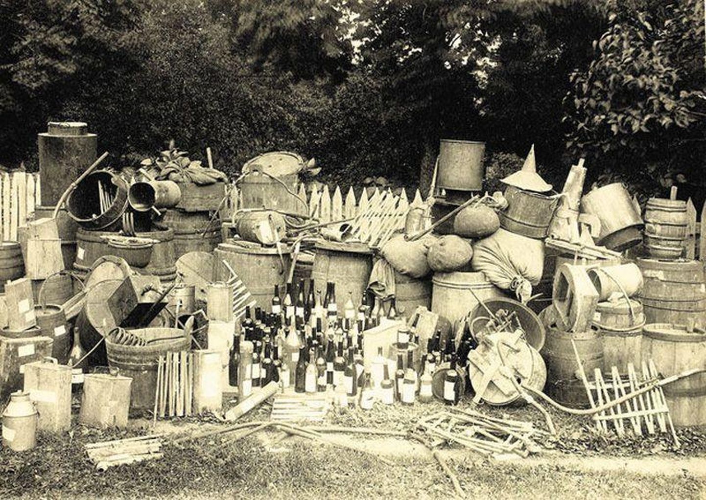 Pildile on jäänud vaid väike osa puskariajamisega seotud kraamist ja alkoholist, mis konfiskeeriti 1919. aastal ja läks hävitamisele.