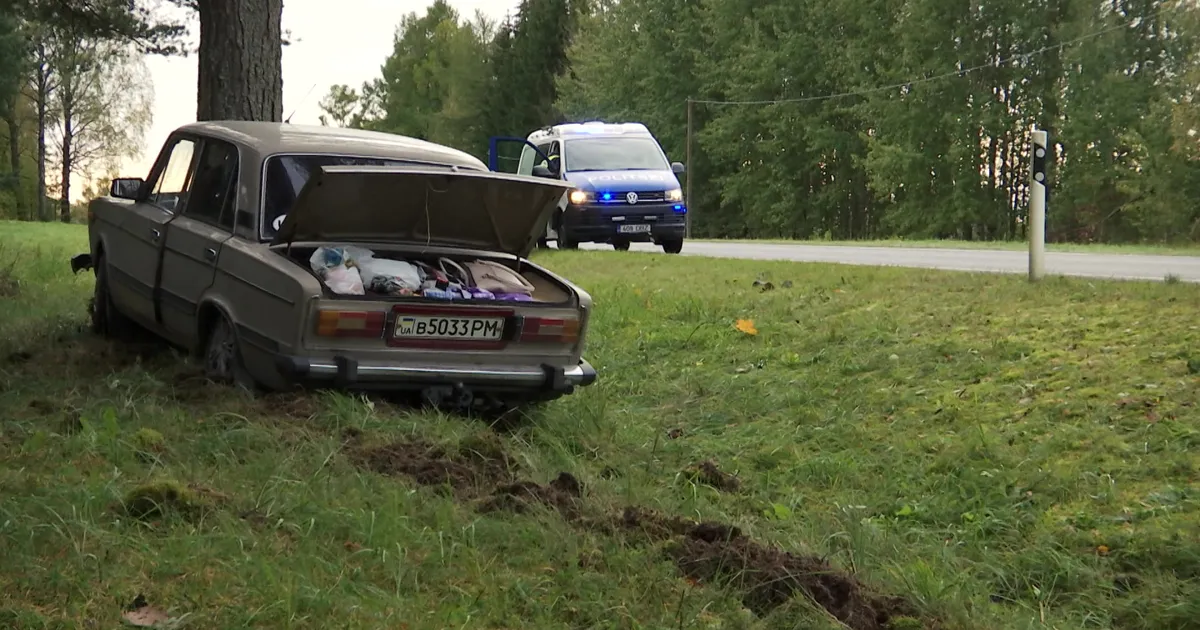 Roolis autopõrandalt veepudelit otsinud Ukraina mees põrutas vastu puud