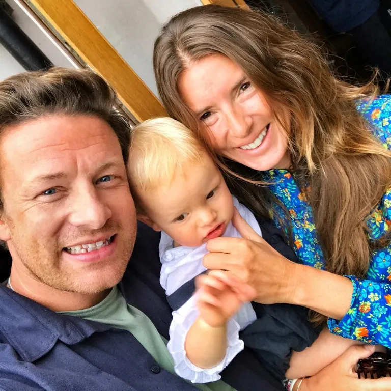 Jamie ja Jools Oliver ning nende kõige noorem laps