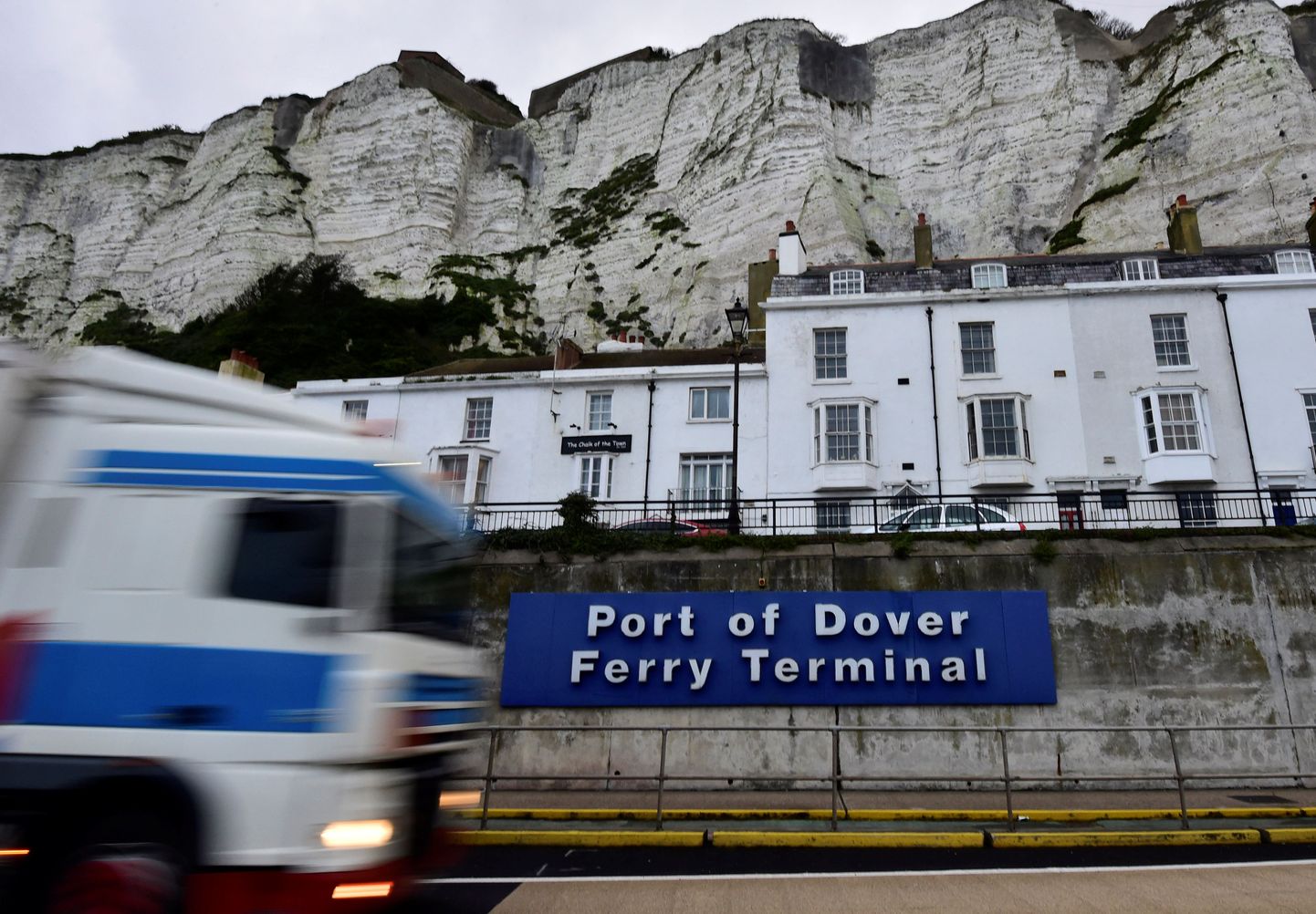Doveri sadamalinna linnapea Neil Rix jäi videole kahtlast pulbrit ninna tõmmates.