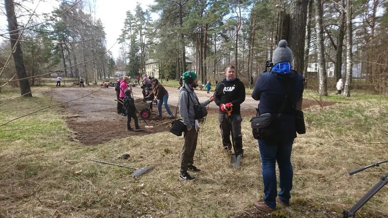 Kärla küla rahvas korvpalliplatsi korrastamas.