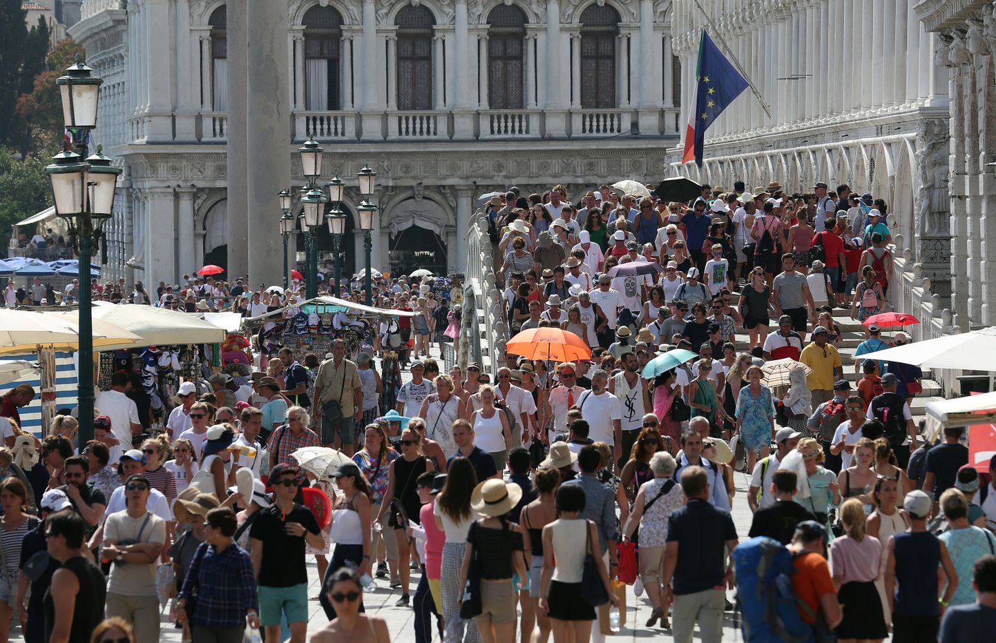 Turistide mass Püha Markuse väljaku lähedal Veneetsias