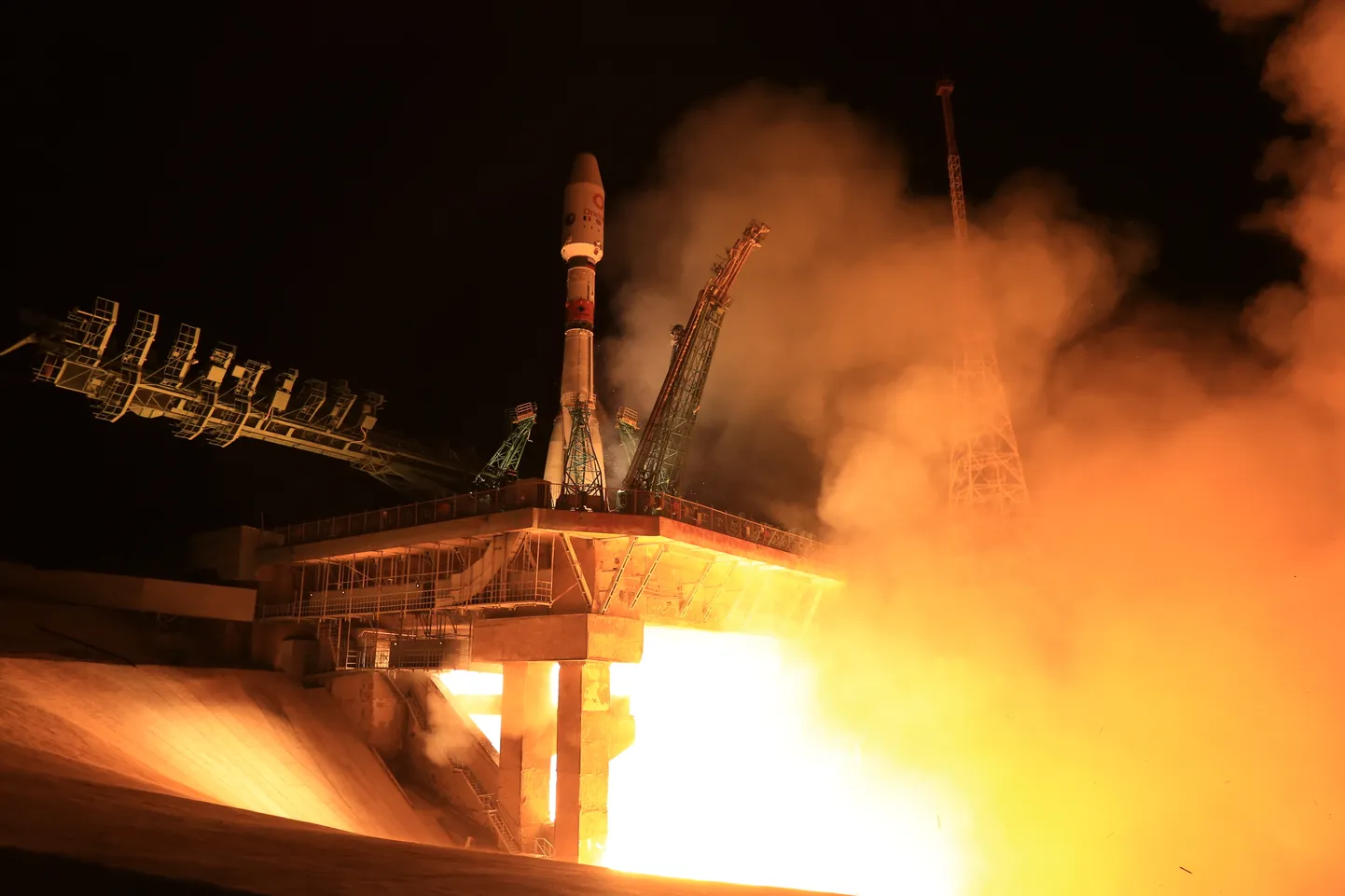 Kanderakett Sojuz Briti satelliitidega startimas Bajkongõri kosmodroomilt.
