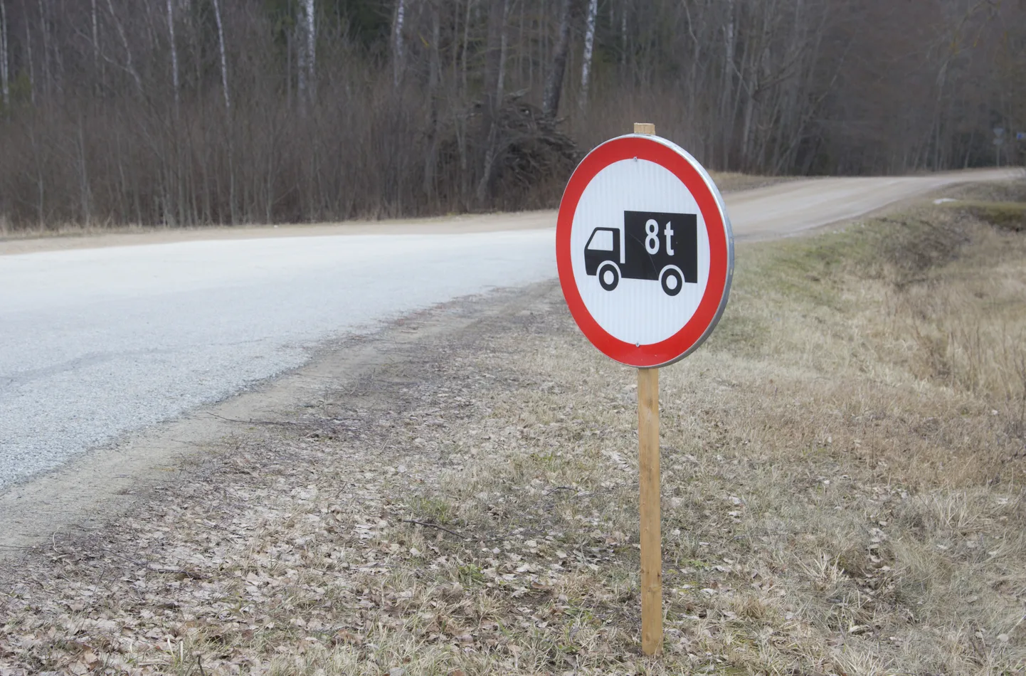 Viljandi vald sulges oma hallatavatel teedel raskeveokiga liiklemise.