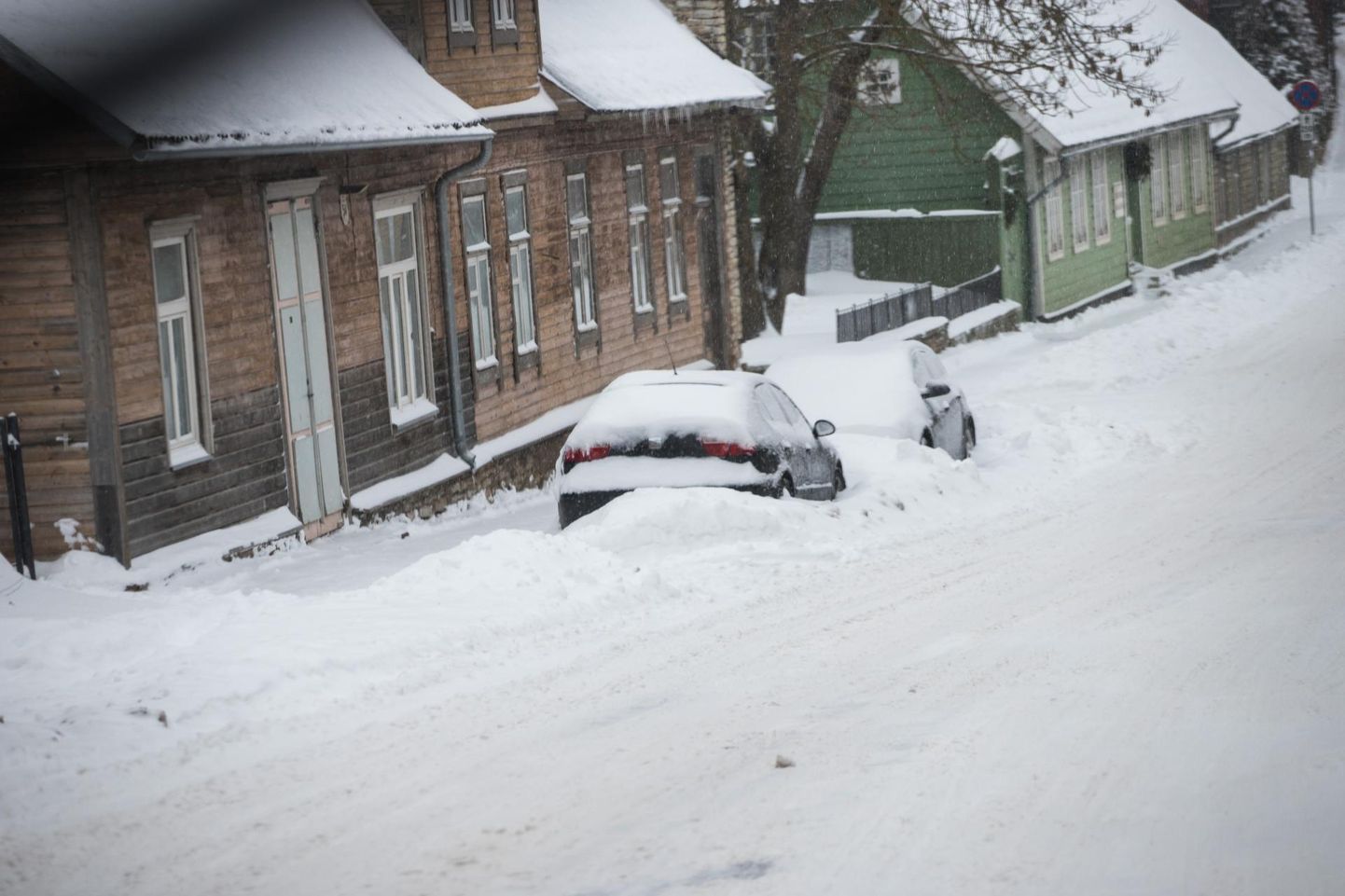 Lume äraveole on takistuseks tänavate ääres parkivad autod. Pildil Pikk tänav Rakveres.