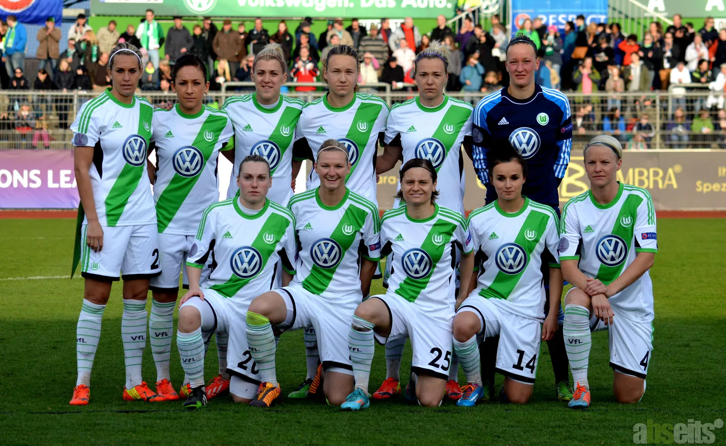 Pildil VfL Wolfsburgi jalgpallidaamid.