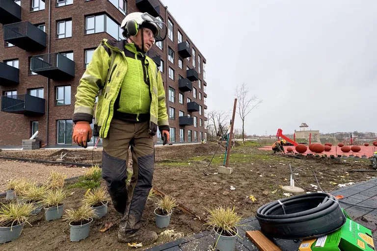 Käimas on uut kortermaja ümbritseva, Narva jõe promenaadiga külgneva haljasala heakorrastamine.