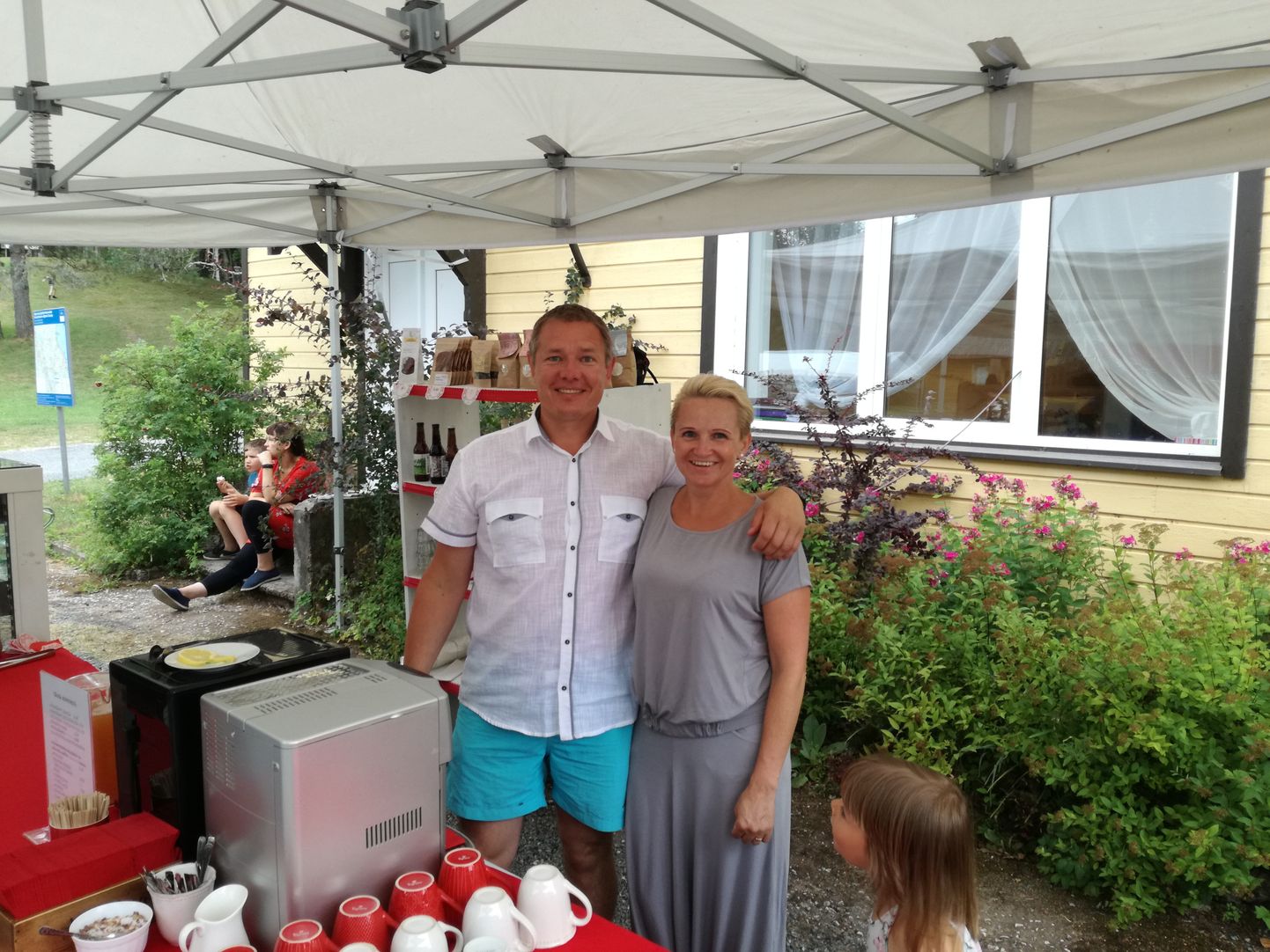 Kääpa kohvikutepäeva korraldaja Annika Oras ja tema abikaasa Kaarel Oras avavad ka tänavu kohviku Magus Elu, mis asub samuti Kalevipoja muuseumi juures.