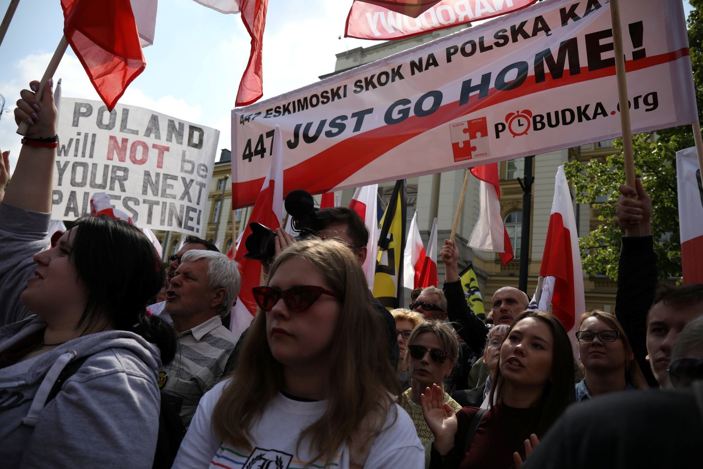 Inimesed osalevad Poolas meeleavaldusel, mis on USA senati otsuse vastane. Ühel plakatil on kirjas: Poolast ei saa sulle järgmist Palestiinat.