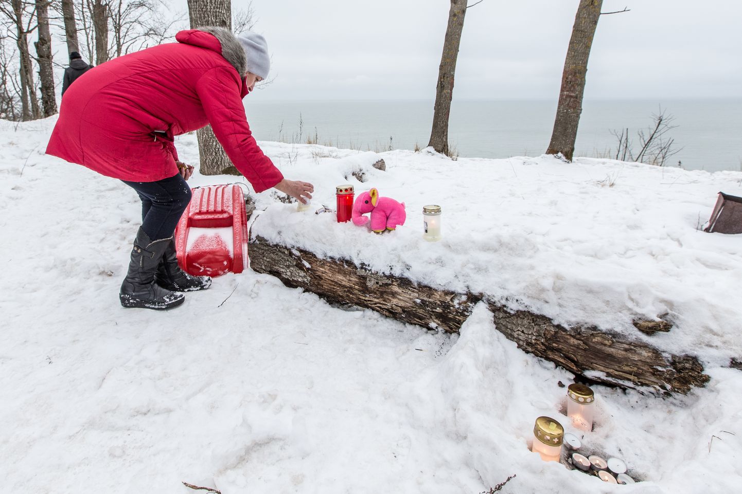 Pärast õnnetust käisid 7aastase tüdruku hukkumispaigas kohalikud elanikud, kes panid sinna küünlaid ja mänguasju.