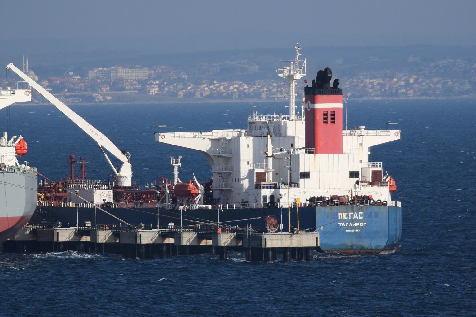 Нефтяной танкер под российским флагом в Турции.
