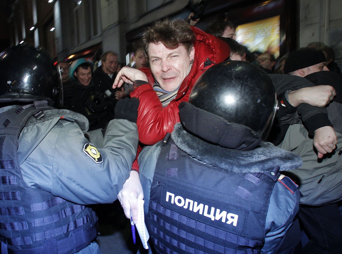 Ajakirjanik Andrei Kozenko Vene politsei haardes detsembris 2011 toimunud meeleavalduse ajal, et protesteerida Vene riigivõimu aetava poliitika vastu.