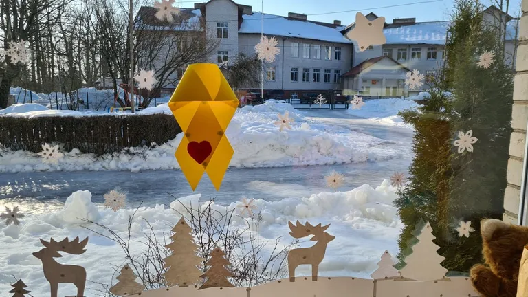 Lapsed kaunistasid erilise päeva tähistamiseks ära ka rühma aknad.