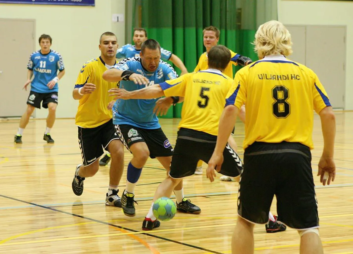 Viljandi HC mängijad (kollastes särkides) pidid meistriliiga avakohtumises alla vanduma HC Kehrale.