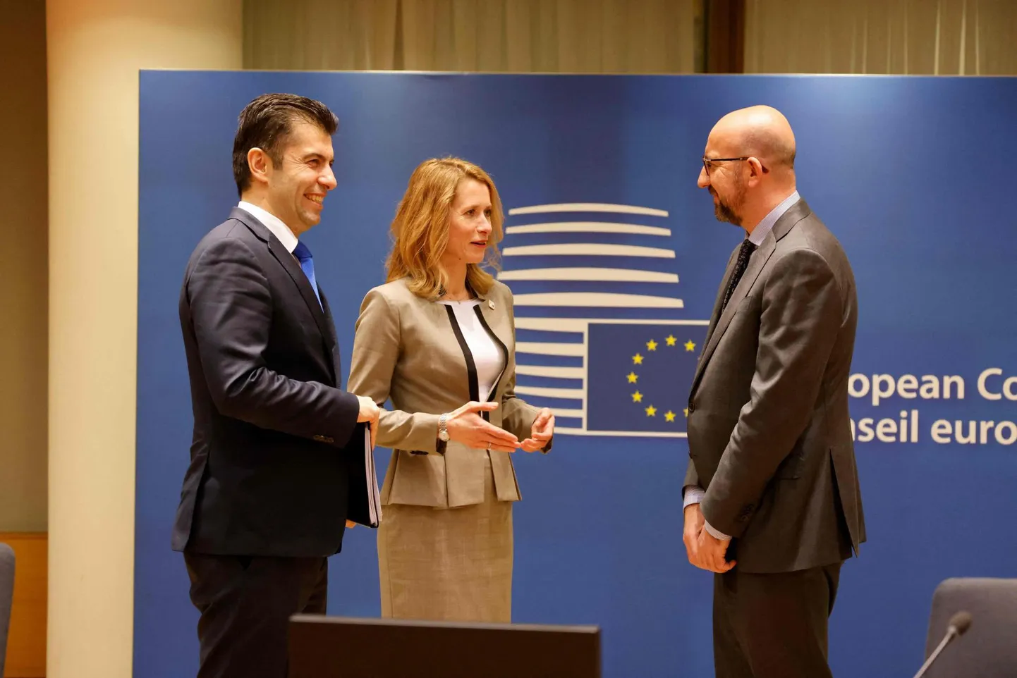 Bulgaaria peaminister Kiril Petkov, Eesti peaminister Kaja Kallas ja ülemkogu president Charles Michel Euroopa Ülemkogul. 