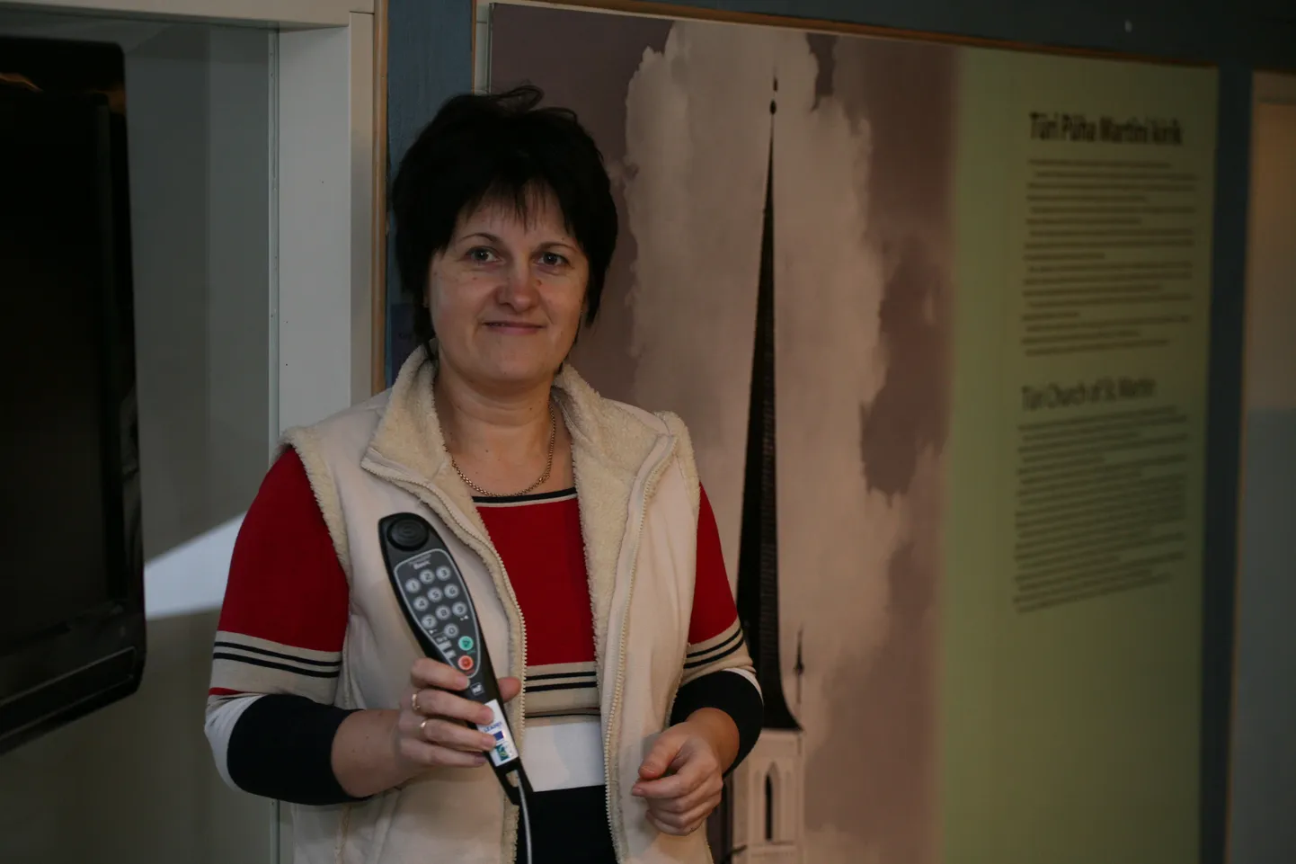 Türi muusumi juhataja kohusetäitja Erika Jaanhold näitab audiogiidi.