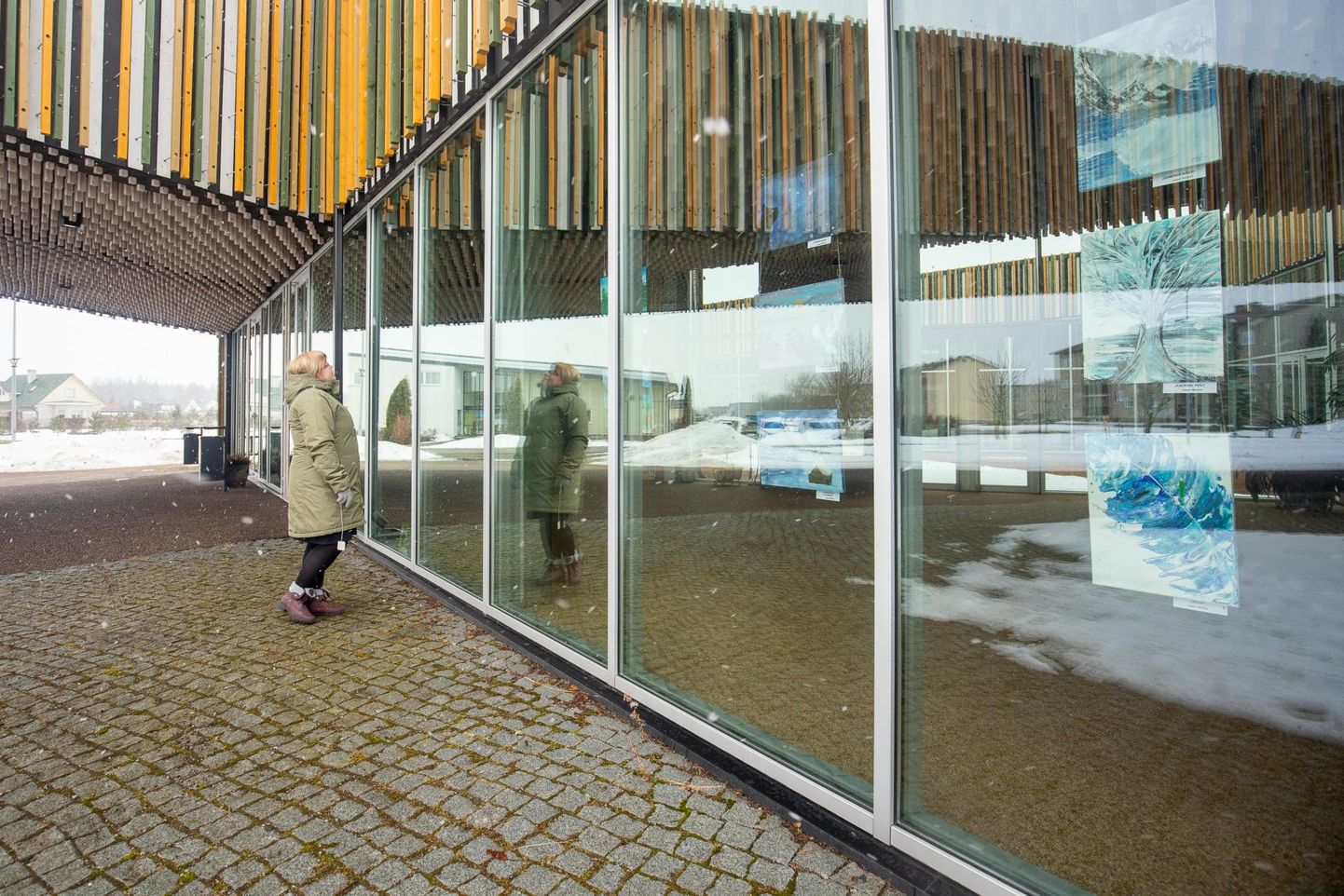 Sõmeru keskusehoone klaaspind on ühtlasi näitusepind, kus praegu kahe koolitüdruku Marian Möldri ja Stefani Tsvetkovi näitus "Naeratav kaelkirjak".