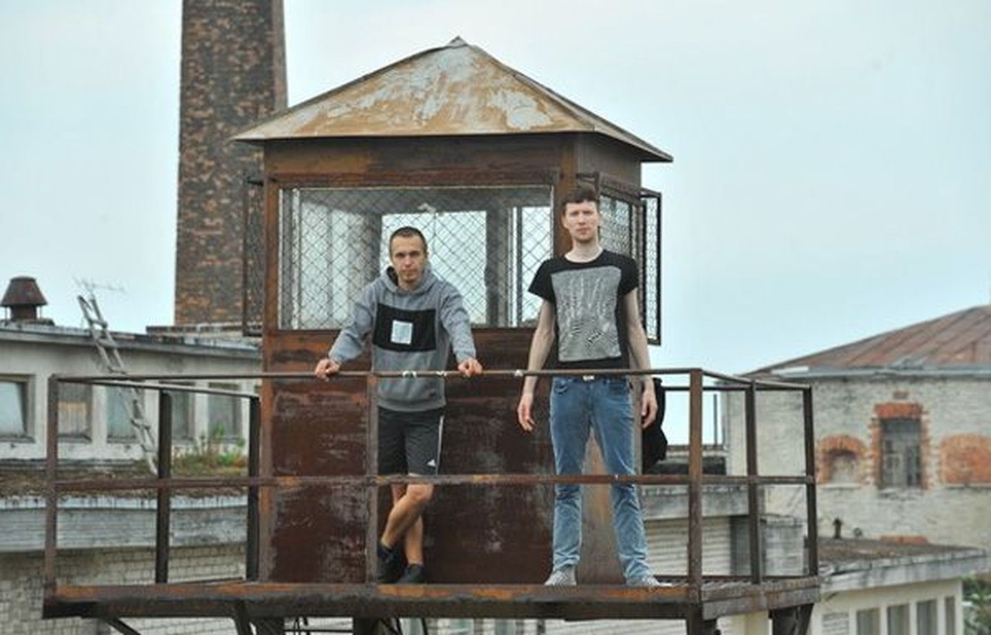 Kultuuritolmu korraldajad Eerik Nõlvaku ( vasakul) ja Chungin endises Patarei vanglas, mis on nende ürituseks nagu loodud.