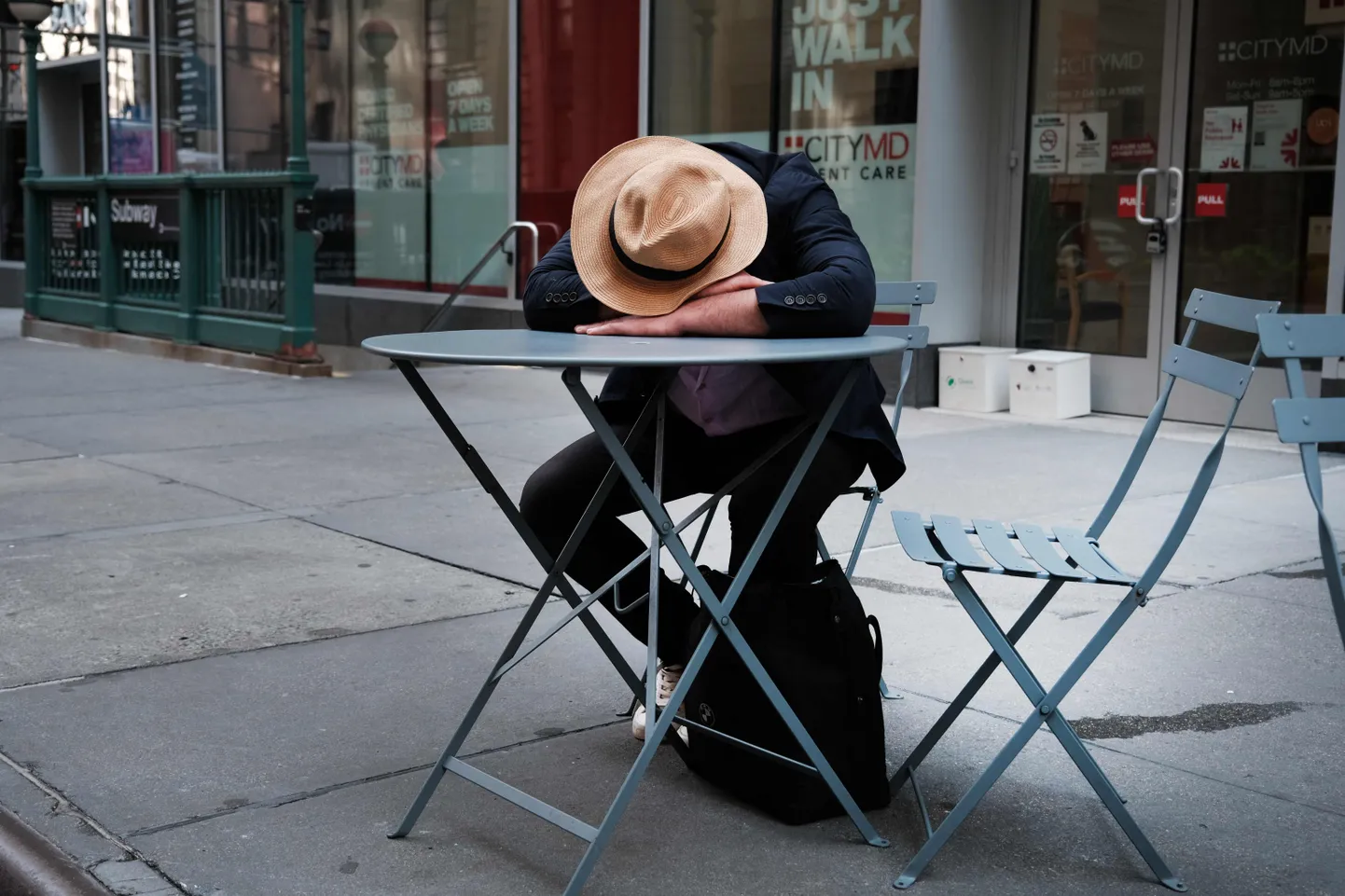 Mees magamas New Yorgi aktsiabörsi ees 12. juulil 2023.