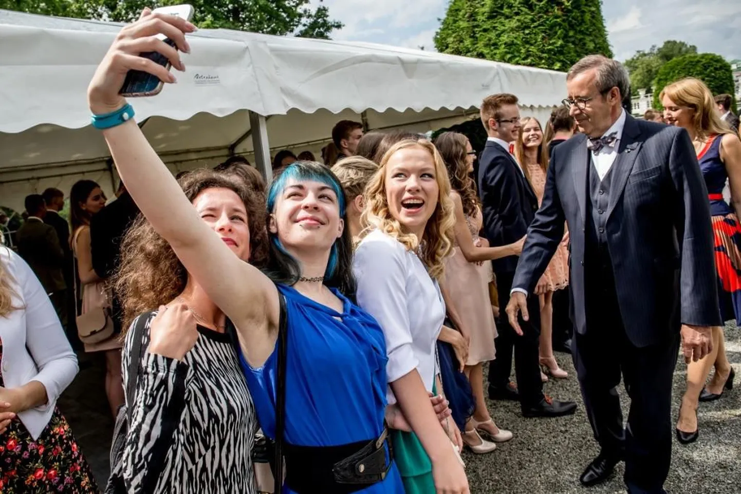 Edukas koolilõpetaja tegi presidendipaari taustal selfi.