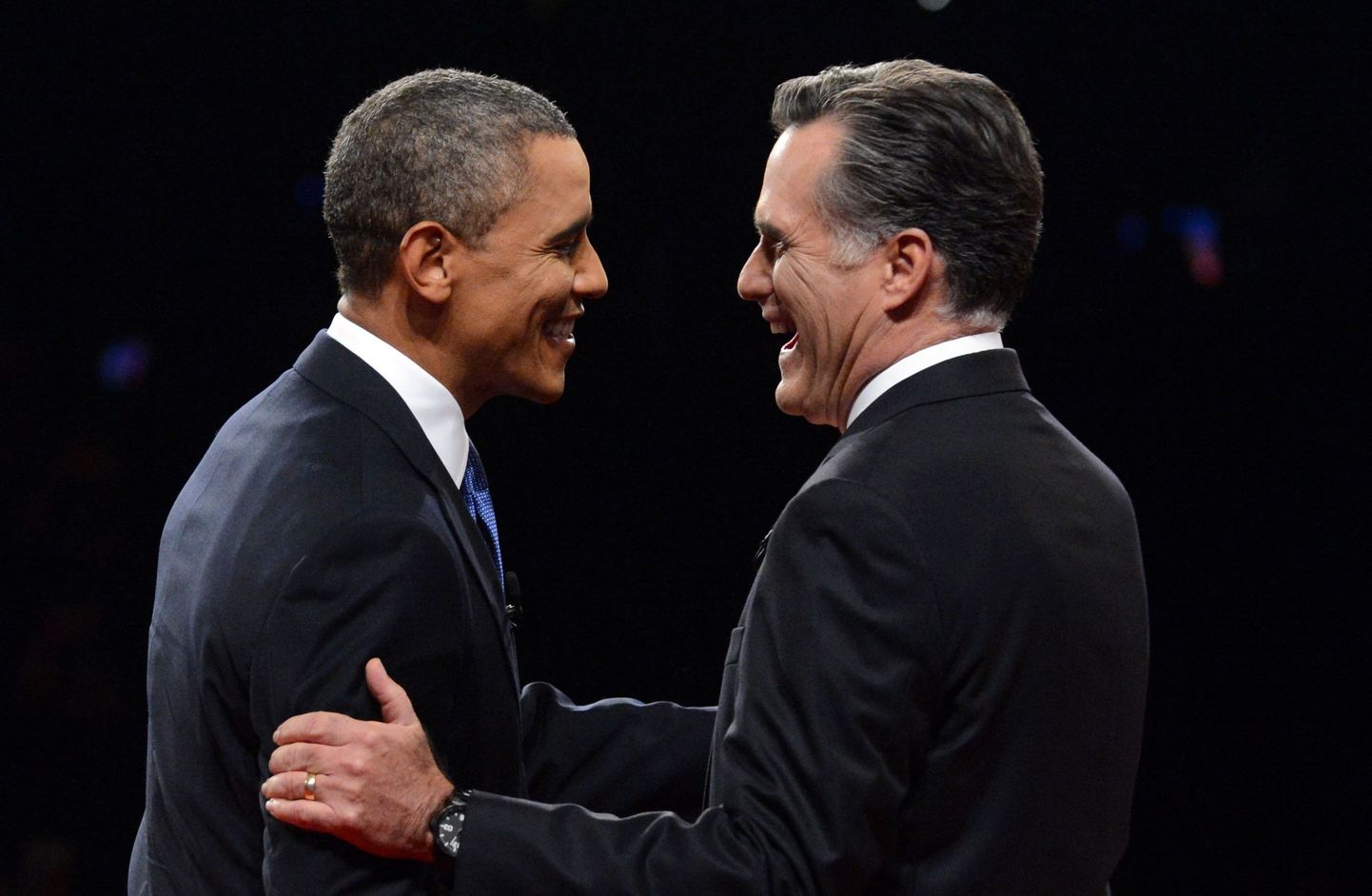 Mitt Romney (paremal) tervitamas Barack Obamat nende esimese debati alguses.