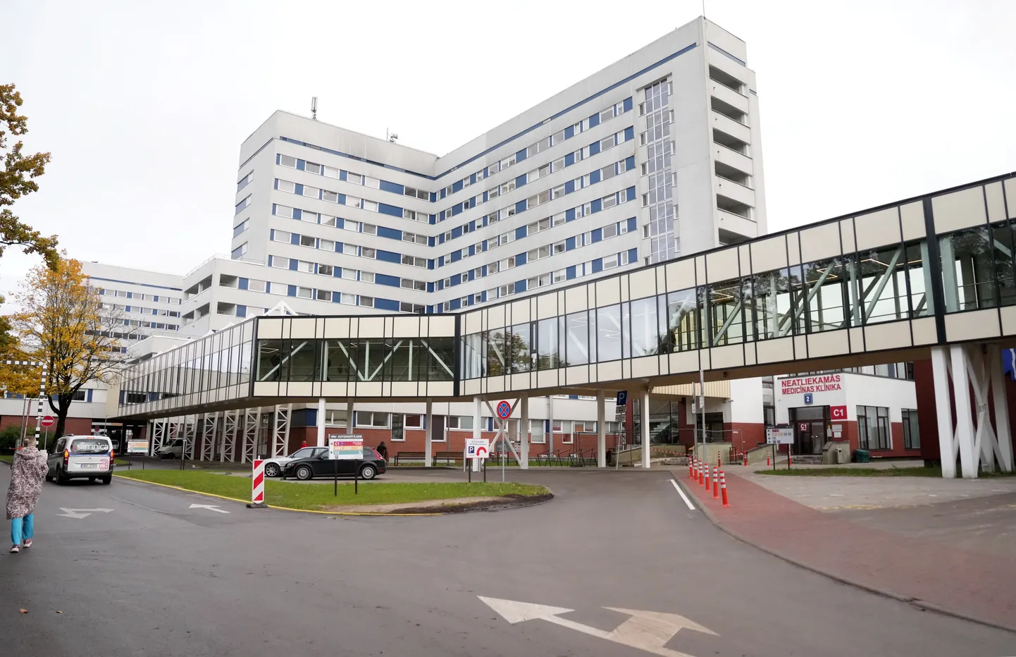 Jaunuzbūvētā virszemes pāreja Rīgas Austrumu klīniskajā universitātes slimnīcā, kas savieno stacionārus "Latvijas Onkoloģijas centrs" un "Gaiļezers".