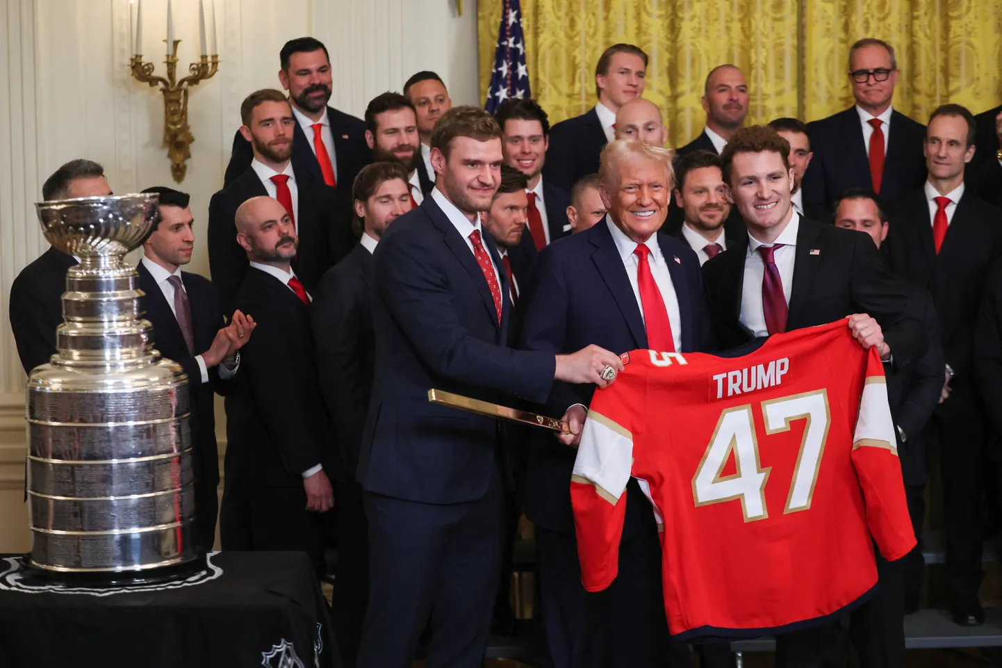 Florida Panthersi hokimeeskond kinkis veebruaris Valget Maja külastades USA presidendile  Donald Trumpile nimelise hokisärgi, samuti sümboolse hokikepi.