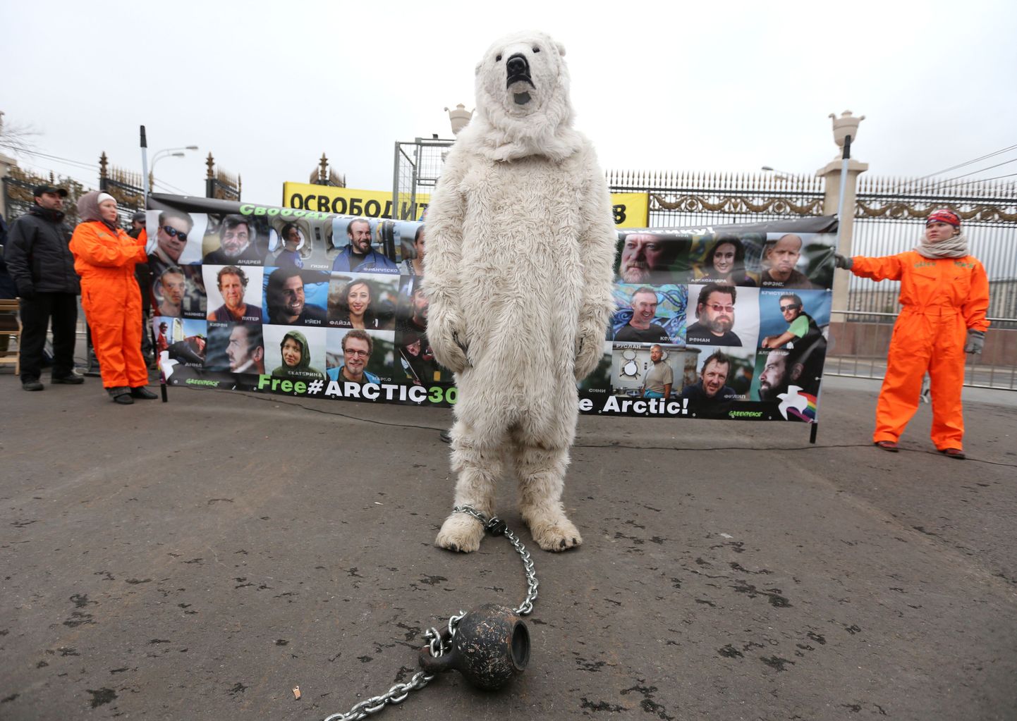 Arctic Sunrise'i meeskonna toetuseks korraldatud meeleavaldus Moskvas Gorki pargis 18. oktoobril.