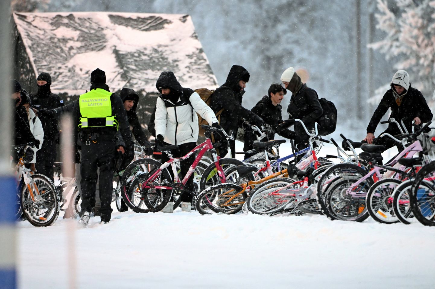 Migrandid saabuvad jalgratastega Salla piiripunkti 23. novembril.