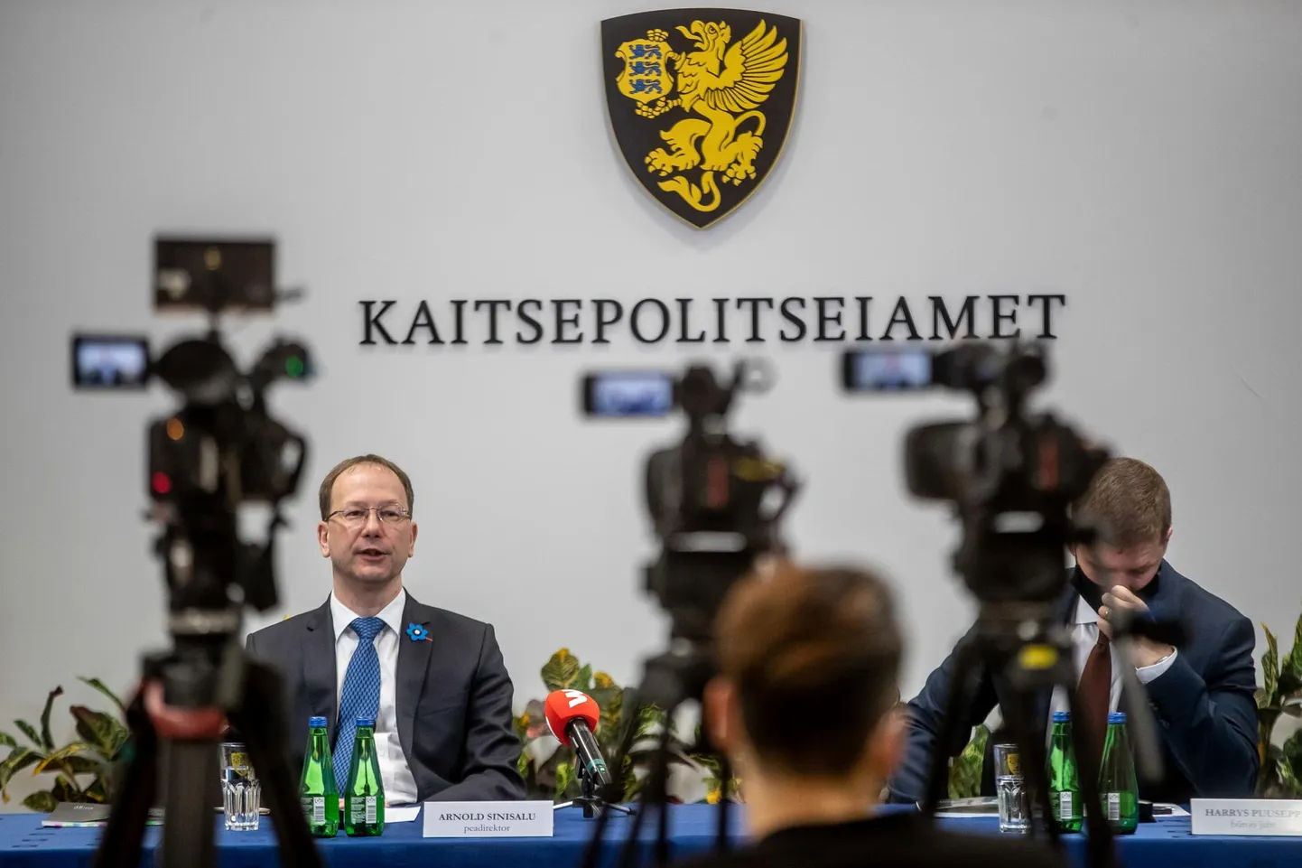 Kaitsepolitsei aastaraamatu esitlemine. Kaitsepolitsei peadirektor Arnold Sinisalu (vasakul) ja büroojuht Harrys Puusepp.